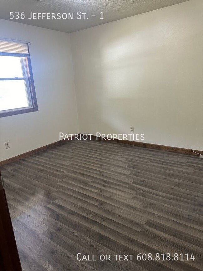 Foto del edificio - 2 bedroom/ 1 bath apartment in Mauston, WI