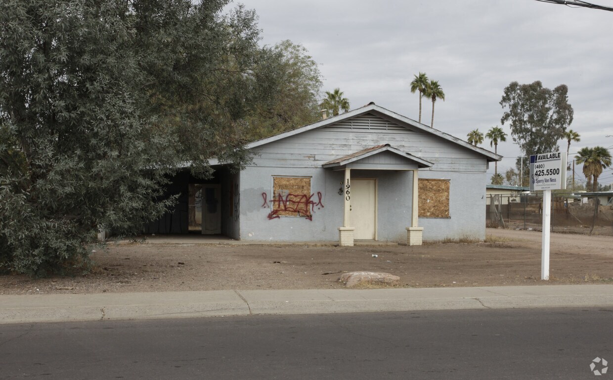 Primary Photo - 1960 E Don Carlos Ave