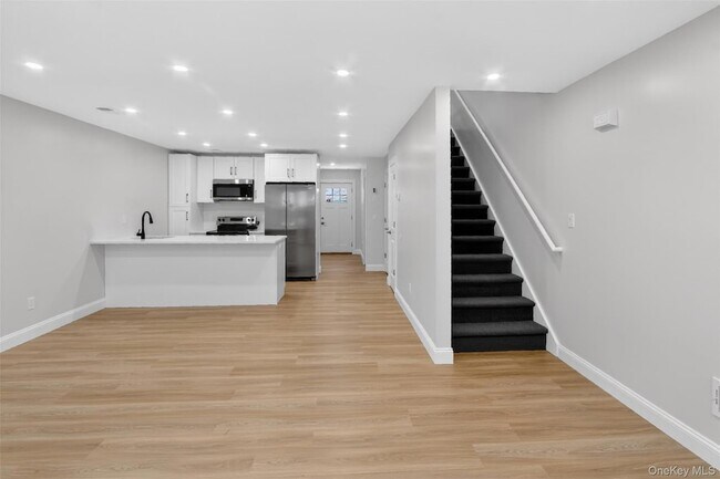 Building Photo - 64 Manor Pl