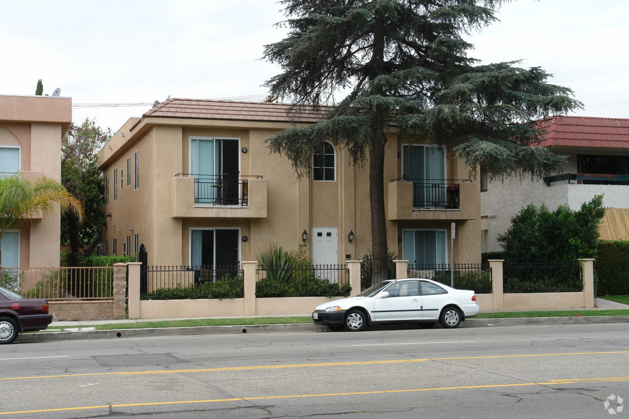 Primary Photo - 5731 Woodman Ave