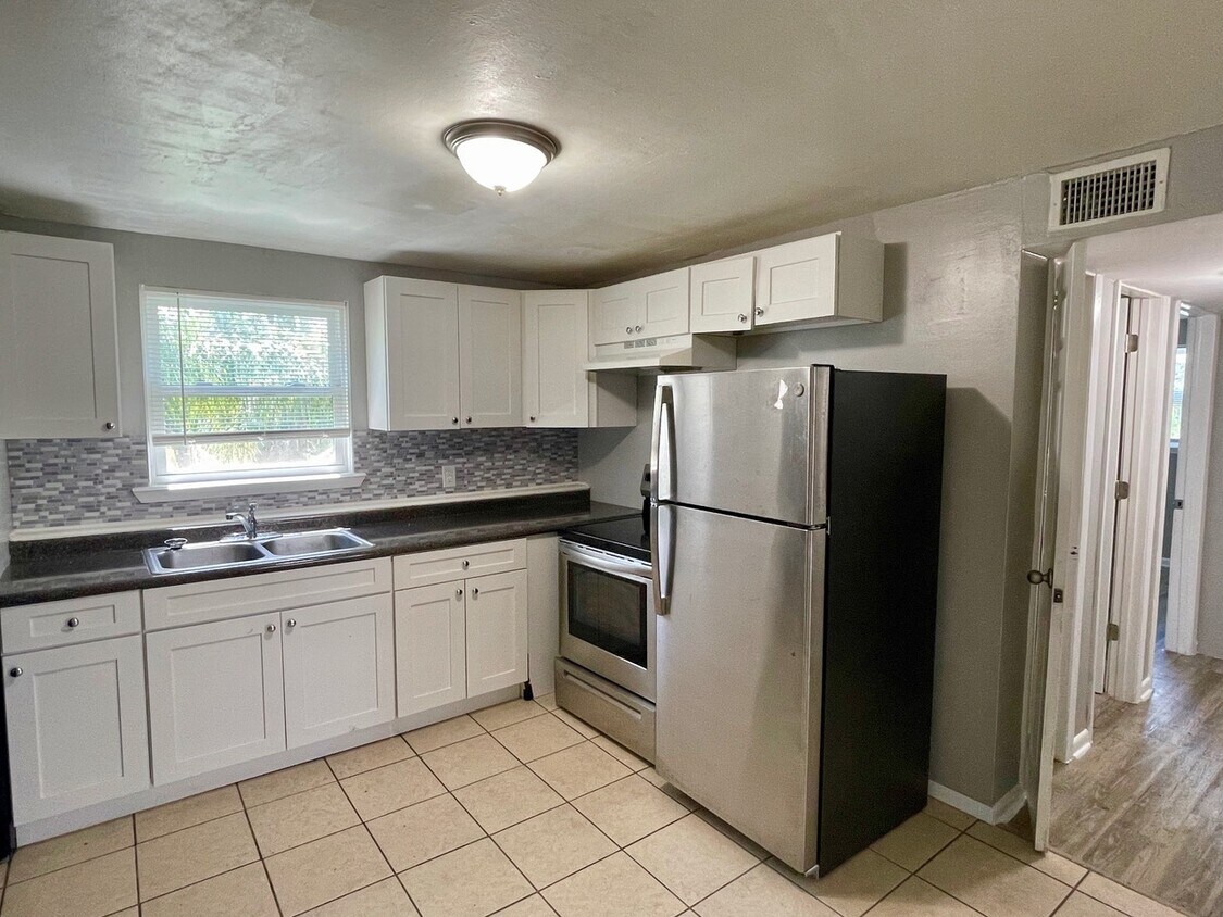 Modern Kitchen - 5838 Yellow Pine Ct