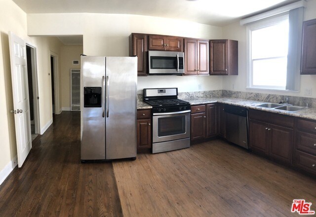 Foto principal - 240 S Kenmore Ave