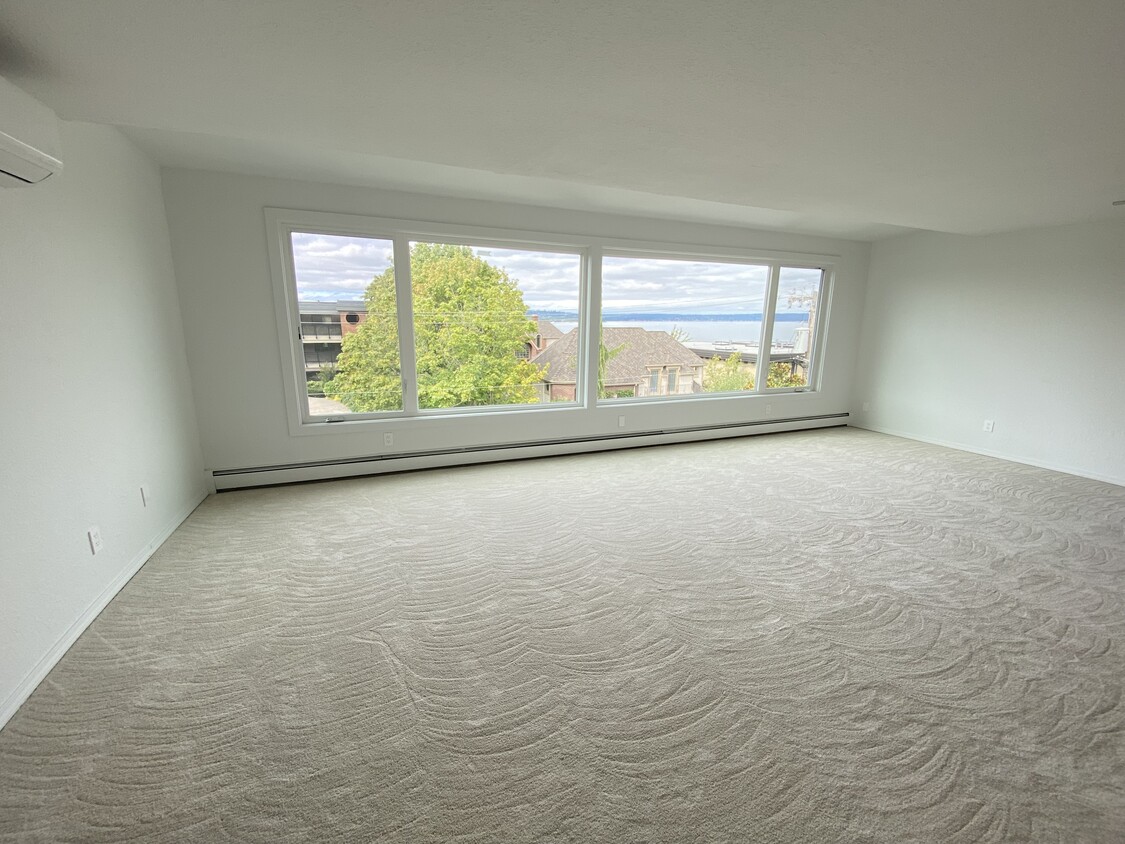 Immense master bedroom with lakeviewter - 714 1st St S