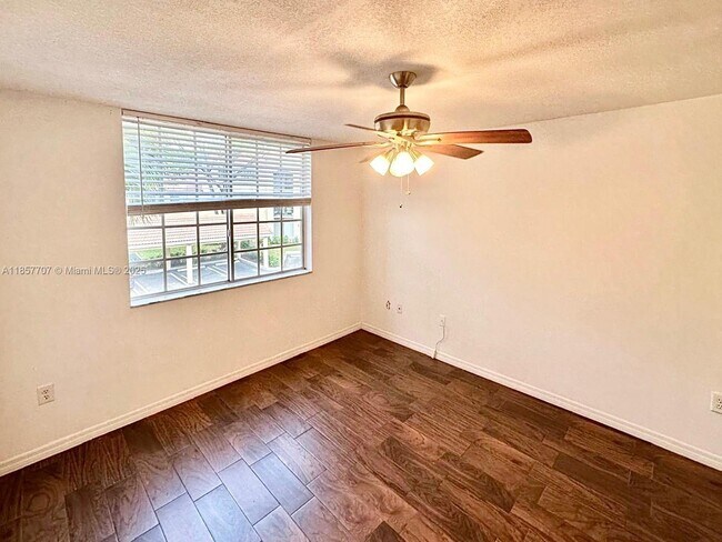 Foto del edificio - 1721 Village Blvd