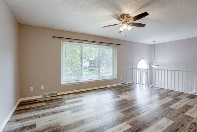 Foto del edificio - Spacious Split Entry with 2-Car Garage & Finished Basement!!