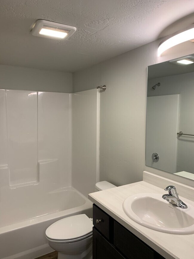 Foto del edificio - Immaculate 4-5 bed 3.5 Bath Townhouse