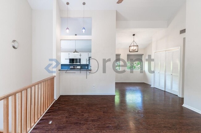 Building Photo - Unit B