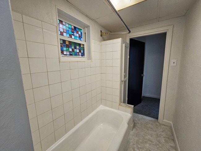 Building Photo - Newly updated 3 bedroom 2 bathroom home in...