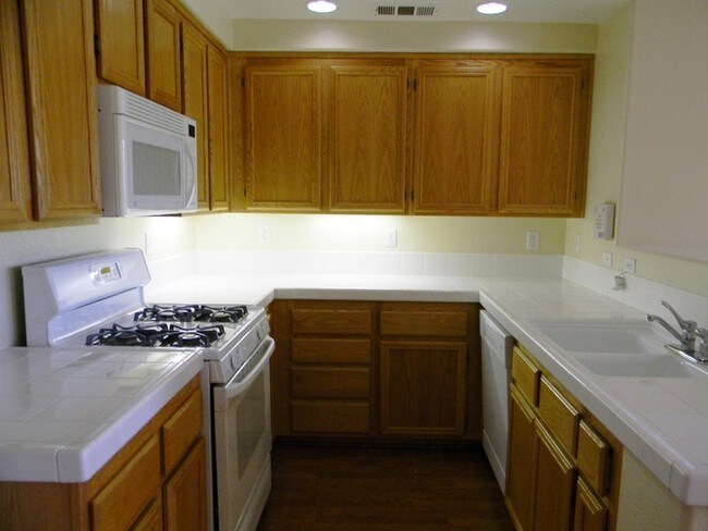 Building Photo - Two story townhome in Eastlake Trails
