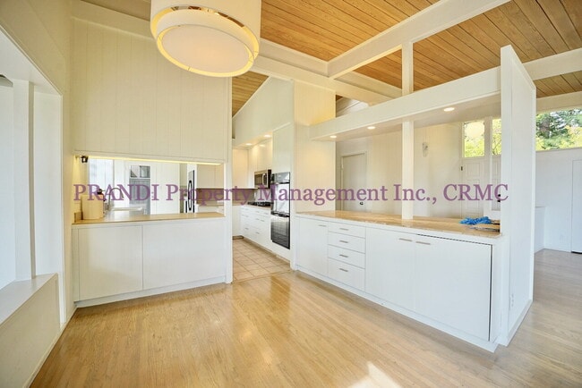 Building Photo - "Spacious 4-Bedroom Oasis with 3 Full Baths in Beautiful Kent Woodlands"