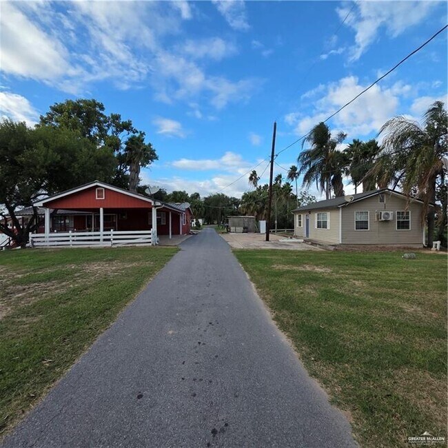 Building Photo - 8442 Lago Vista Dr