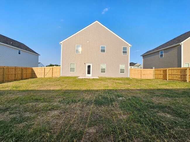Foto del edificio - NEW 4- Bedroom Home With Loft, Bonus Room and Fenced Backyard