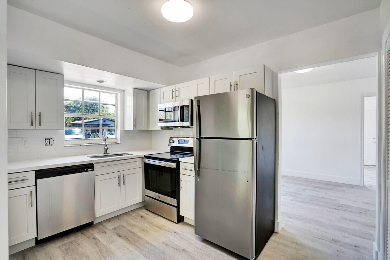 Foto principal - 241 NW 4th St