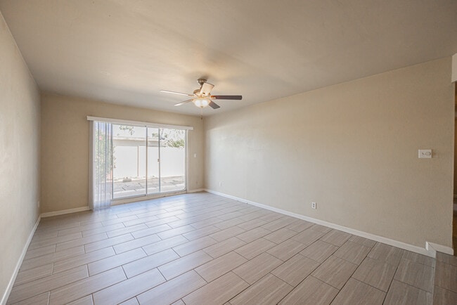 Building Photo - 2724 S Azalea Dr