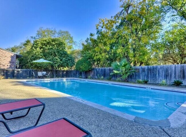 Foto del edificio - 4821 E Riverside Dr