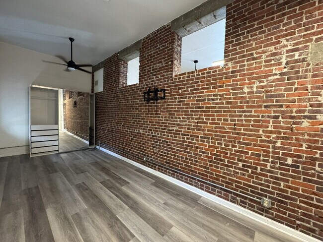 Foto del edificio - Live in a Piece of History – Unique Condo ...