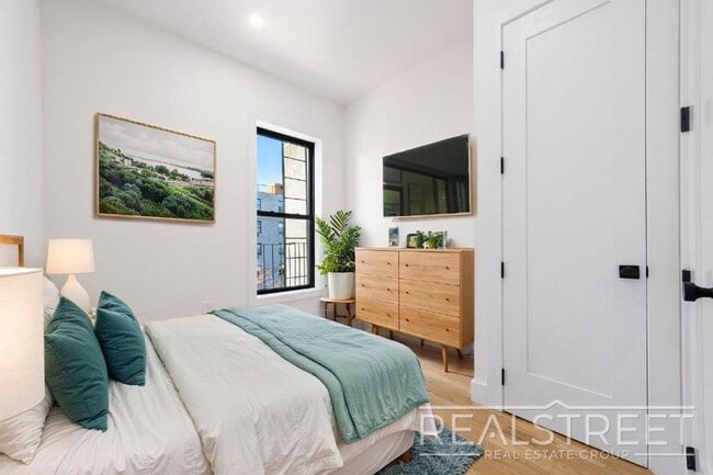 Foto del edificio - Brand New 4 Bed 4 Bath with in unit WD!