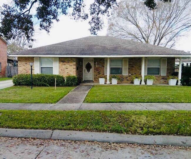 Building Photo - 4 Bedroom, 2 Bath Newly Renovated House for Lease