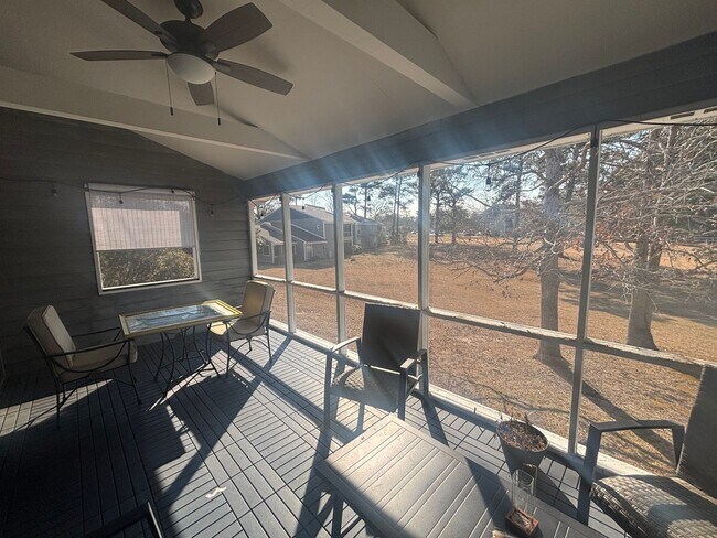 Foto del edificio - 2 Bed 2 Bath Condominium in Hampstead