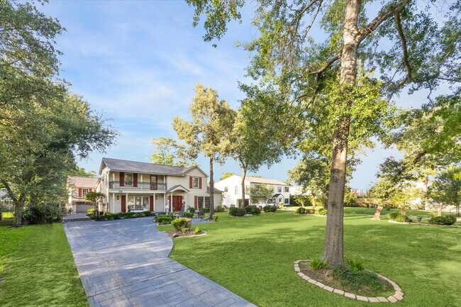 Foto del edificio - 718 Garden Oaks Blvd