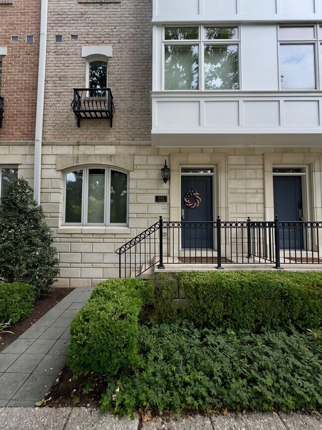 Building Photo - Elegant 3Bed/3.5Bath Townhome with Attache...