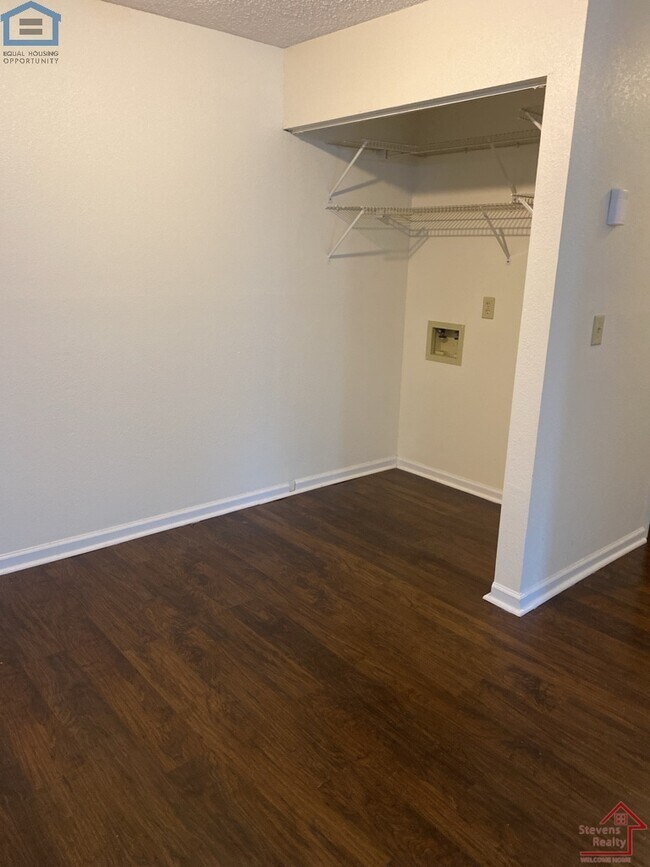Building Photo - 430 Oriole Dr