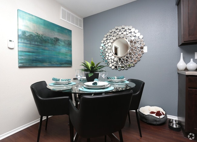 1HAB, 1BA - 501 ft² - Comedor - Vantage Point Apartments