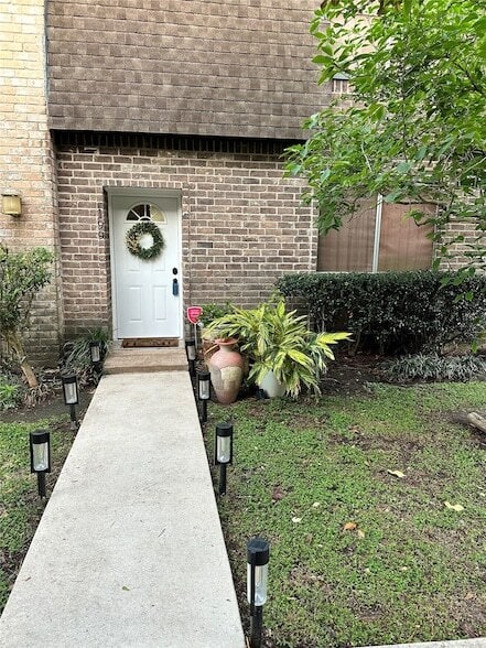 Photo - 840 Threadneedle St Apartment