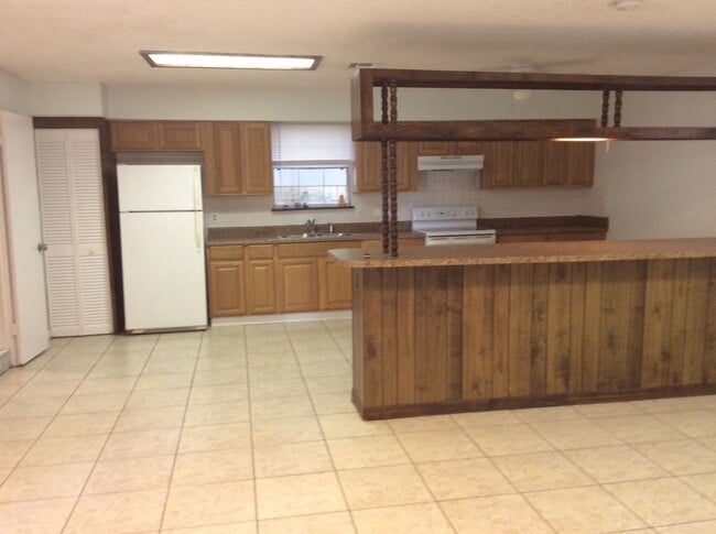 Building Photo - Large one Bedroom