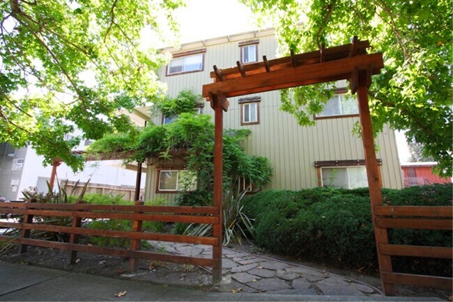 Building Photo - 2132 Roosevelt Ave