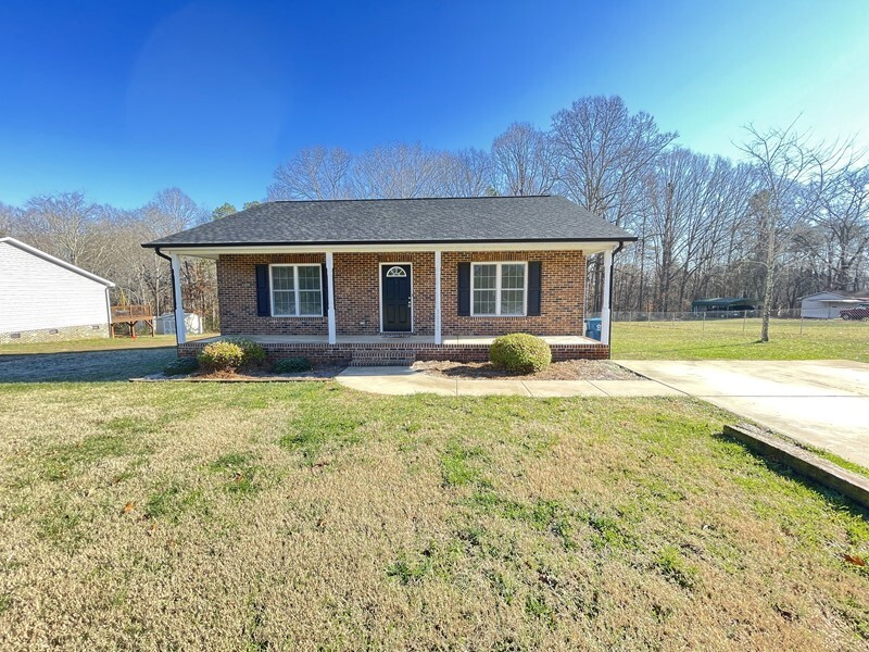 Primary Photo - Great location near 321 for this 3 bedroom...