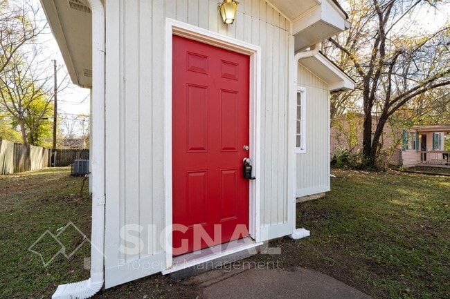 Foto del edificio - 1337 Woodward Rd