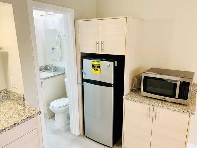 Foto del edificio - Remodeled Beach Studio Available in the Heart of La Jolla! Only $1,800/mo!