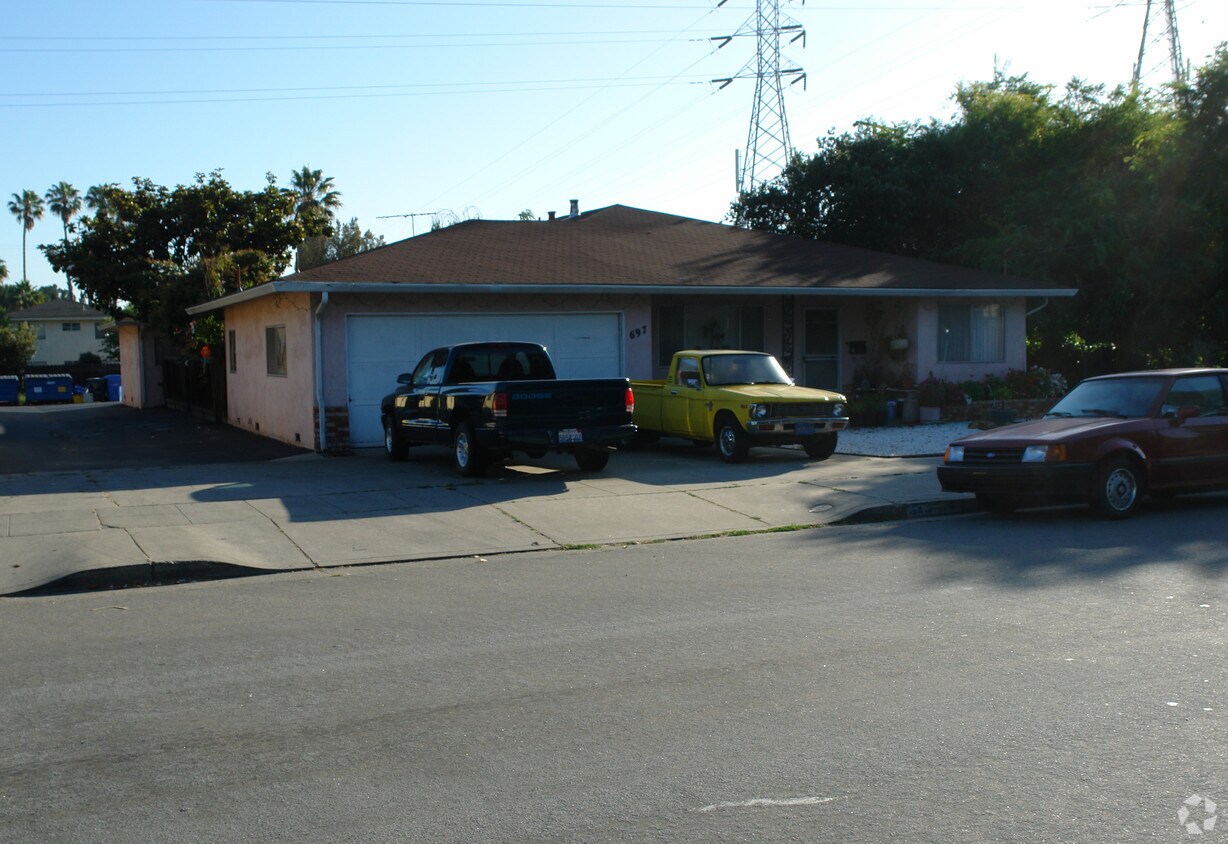 Primary Photo - 697 Iris Ave