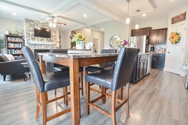 Building Photo - Pet Friendly Three Bedroom with Bonus!