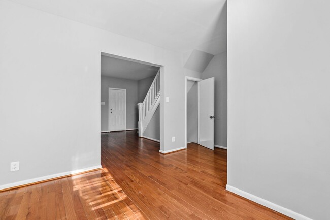 Building Photo - Fully Renovated & Fenced Backpad!