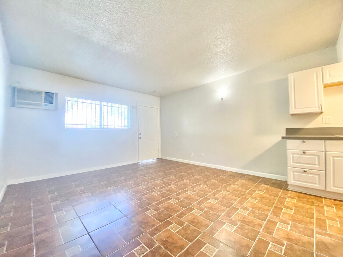 Primary Photo - 100 E 69th Way