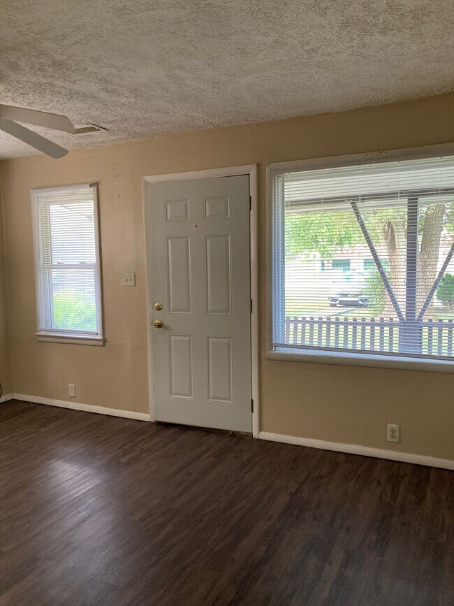 Foto del edificio - Lower lever 1 bedroom apartment with heat ...