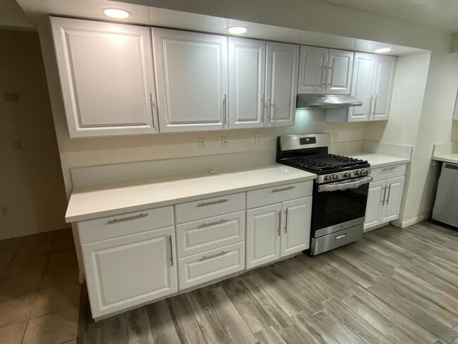 Foto del edificio - Updated 5 bedroom 3 bathroom house w/ HUGE YARD