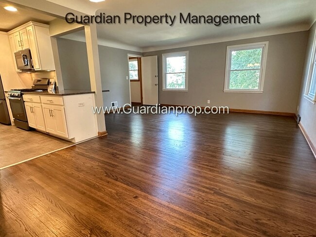 Building Photo - Linden Hills Main Upper Level  Duplex, Fenced Yard, 1 Car Garage, Dishwasher, Storage, Laundry