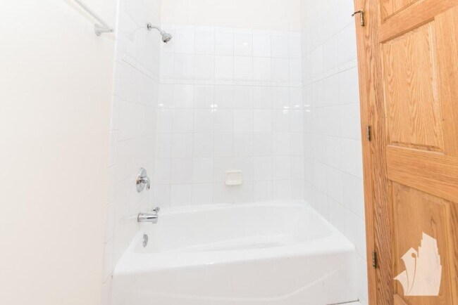 Building Photo - 3 bedroom in Chicago IL 60614