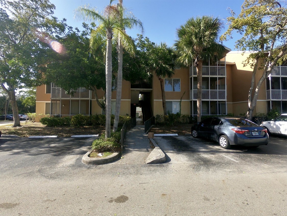 4045 W McNab Rd, Pompano Beach, FL 33069 Townhome Rentals in Pompano