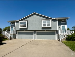 Building Photo - 228 SW Chartwell Cir