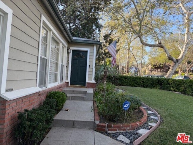 Foto del edificio - 1386 La Loma Rd