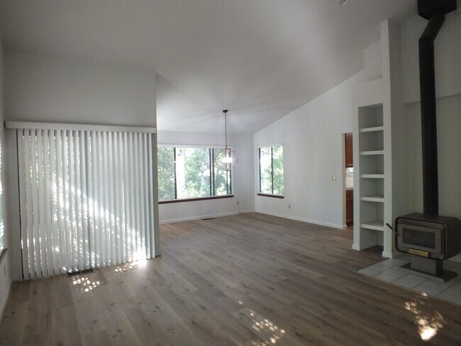 Building Photo - Cameron Park 2/2 1600 sf hidden gem!