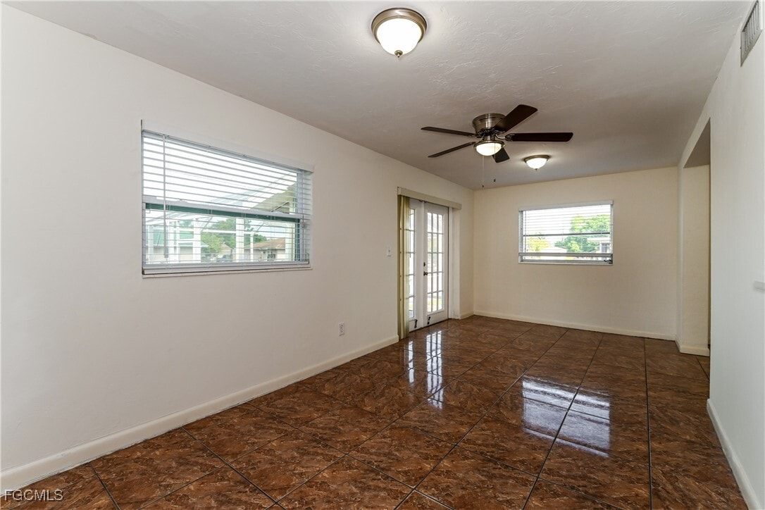 Foto del edificio - 2155 Tropic Ave