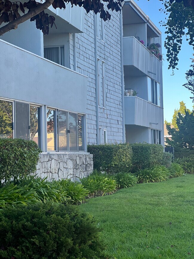 Building Photo - 325 Kitty Hawk Rd