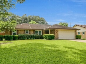 Building Photo - 805 Bluebonnet Ln