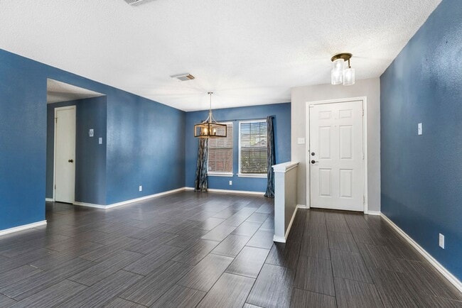 Foto del edificio - Spacious Two-Story 3BR Home in Cul-de-Sac Location