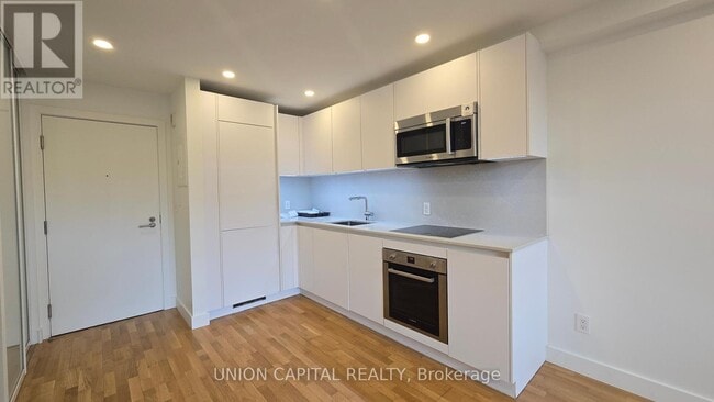 Building Photo - 407-230-230 Oak St